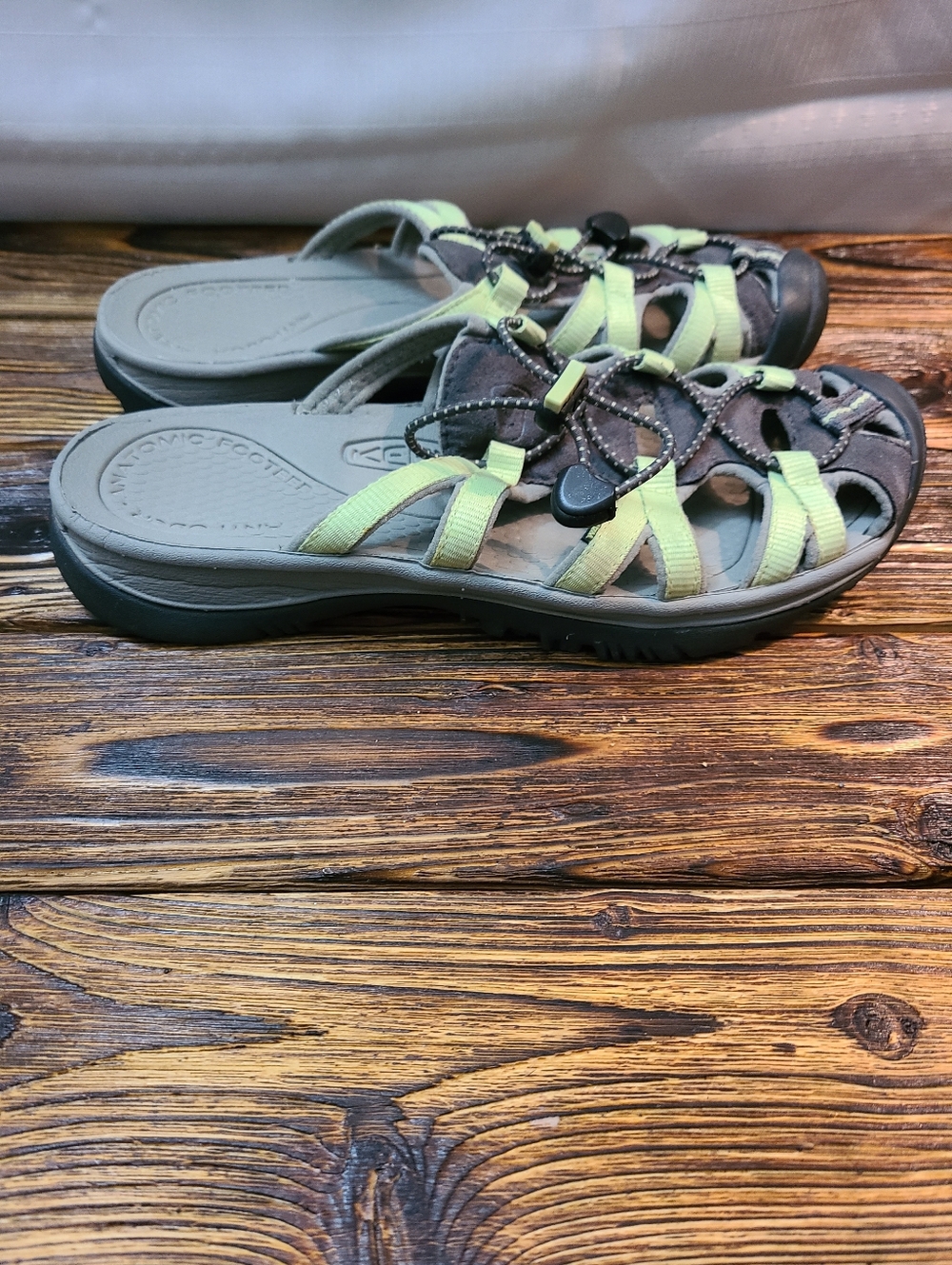 Keen Whisper Green Comfort Slide Sandals in Light Green and Gray Womens Size 9